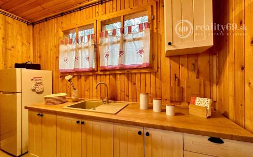 MAĎARSKO - JAZERO RAKACA - 4 IZBOVÁ ZARIADENÁ ZRUBOVÁ POSCHODOVÁ CHATA PRI JAZERE S TERASOU.