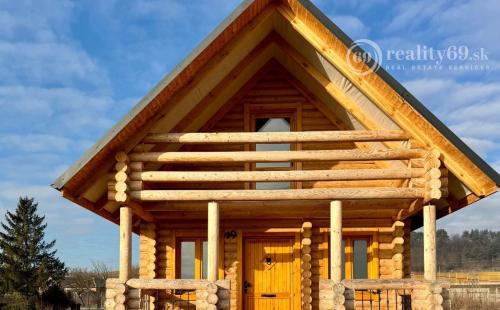 MAĎARSKO - NOVAJIDRÁNY POSCHODOVÁ ZRUBOVÁ CHATA - NOVOSTAVBA.