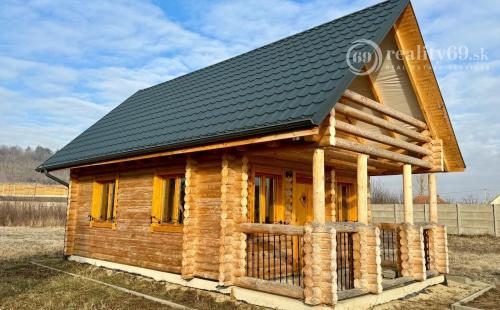 MAĎARSKO - NOVAJIDRÁNY POSCHODOVÁ ZRUBOVÁ CHATA - NOVOSTAVBA.