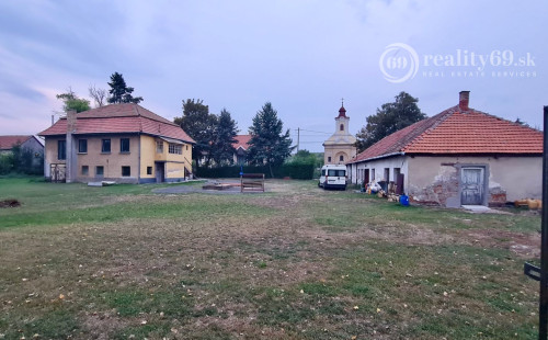 MAĎARSKO - NOVAJIDRANY - RODINNÉ SÍDLO S FANTASTICKÝM POZEMKOM.