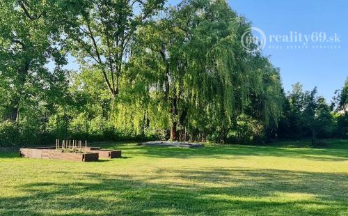 MAĎARSKO - NOVAJIDRANY - RODINNÉ SÍDLO S FANTASTICKÝM POZEMKOM.