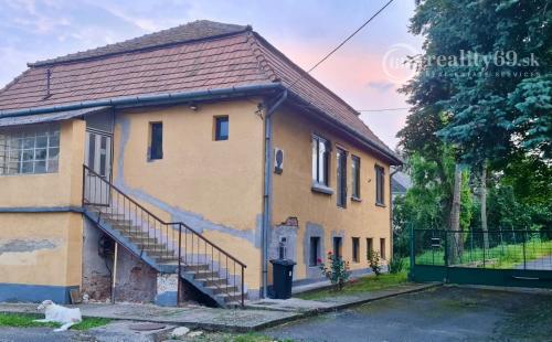 MAĎARSKO - NOVAJIDRANY - RODINNÉ SÍDLO S FANTASTICKÝM POZEMKOM.