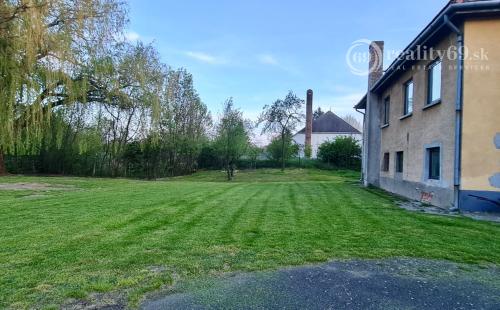 MAĎARSKO - NOVAJIDRANY - RODINNÉ SÍDLO S FANTASTICKÝM POZEMKOM.