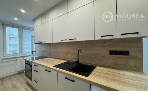 STARÉ MESTO - KUZMÁNYHO 4 IZBOVÝ BYT PO NOVEJ REKONŠTRUKCII.