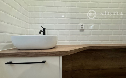 STARÉ MESTO - KUZMÁNYHO 4 IZBOVÝ BYT PO NOVEJ REKONŠTRUKCII.