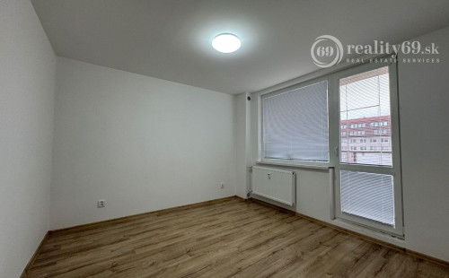 STARÉ MESTO - KUZMÁNYHO 4 IZBOVÝ BYT PO NOVEJ REKONŠTRUKCII.