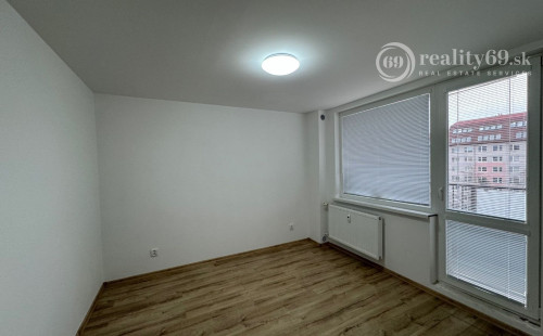 STARÉ MESTO - KUZMÁNYHO 4 IZBOVÝ BYT PO NOVEJ REKONŠTRUKCII.