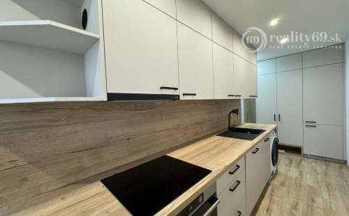 STARÉ MESTO - KUZMÁNYHO 4 IZBOVÝ BYT PO NOVEJ REKONŠTRUKCII.