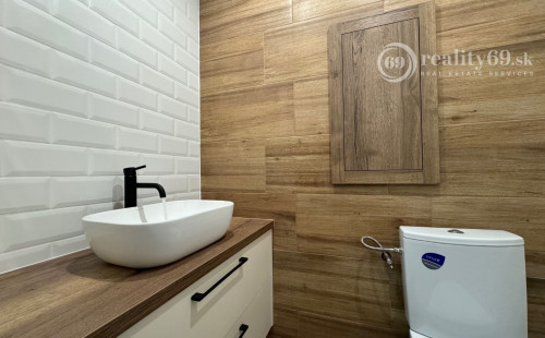 STARÉ MESTO - KUZMÁNYHO 4 IZBOVÝ BYT PO NOVEJ REKONŠTRUKCII.