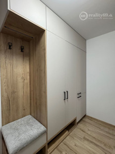 STARÉ MESTO - KUZMÁNYHO 4 IZBOVÝ BYT PO NOVEJ REKONŠTRUKCII.