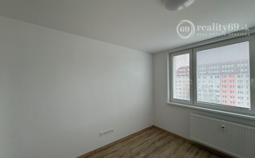 STARÉ MESTO - KUZMÁNYHO 4 IZBOVÝ BYT PO NOVEJ REKONŠTRUKCII.