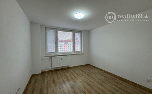 STARÉ MESTO - KUZMÁNYHO 4 IZBOVÝ BYT PO NOVEJ REKONŠTRUKCII.