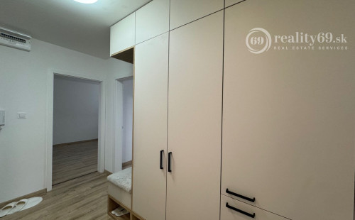 STARÉ MESTO - KUZMÁNYHO 4 IZBOVÝ BYT PO NOVEJ REKONŠTRUKCII.