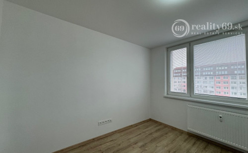 STARÉ MESTO - KUZMÁNYHO 4 IZBOVÝ BYT PO NOVEJ REKONŠTRUKCII.