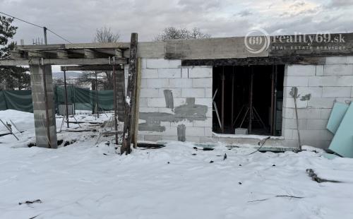 SEVER - KALVÁRIA RODINNÝ DOM, 421 M2 STAVEBNÝ POZEMOK V OV