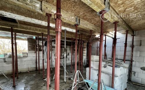 SEVER - KALVÁRIA RODINNÝ DOM, 421 M2 STAVEBNÝ POZEMOK V OV