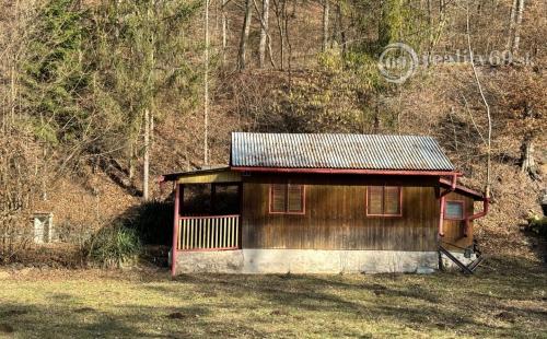 OBIŠOVCE - TOP LOKALITA DREVENÁ CHATA, 905 M2 POZEMOK.