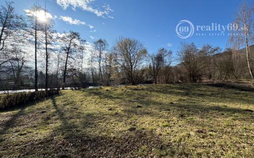 OBIŠOVCE - TOP LOKALITA DREVENÁ CHATA, 905 M2 POZEMOK.