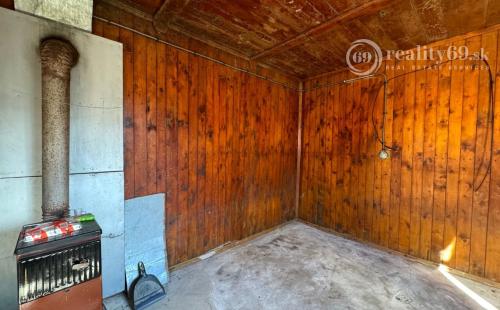 OBIŠOVCE - TOP LOKALITA DREVENÁ CHATA, 905 M2 POZEMOK.