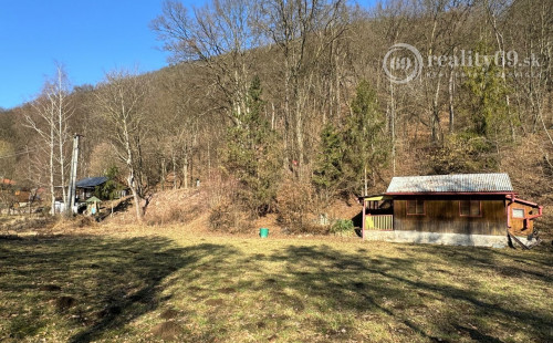 OBIŠOVCE - TOP LOKALITA DREVENÁ CHATA, 905 M2 POZEMOK.