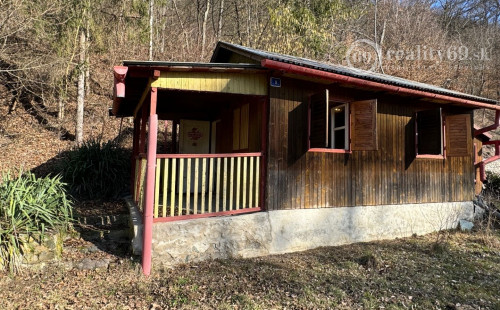 OBIŠOVCE - TOP LOKALITA DREVENÁ CHATA, 905 M2 POZEMOK.