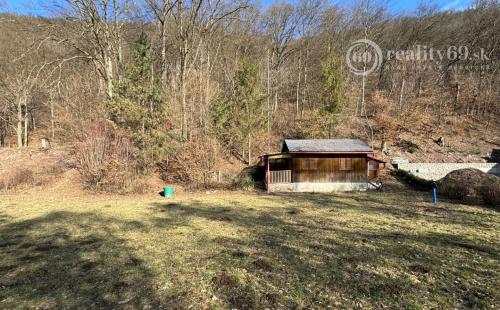 OBIŠOVCE - TOP LOKALITA DREVENÁ CHATA, 905 M2 POZEMOK.