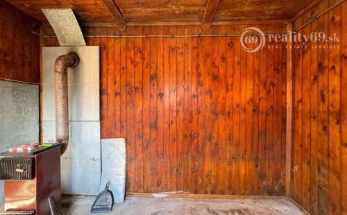 OBIŠOVCE - TOP LOKALITA DREVENÁ CHATA, 905 M2 POZEMOK.