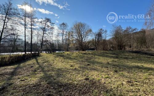 OBIŠOVCE - TOP LOKALITA DREVENÁ CHATA, 905 M2 POZEMOK.