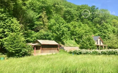 OBIŠOVCE - TOP LOKALITA DREVENÁ CHATA, 905 M2 POZEMOK.