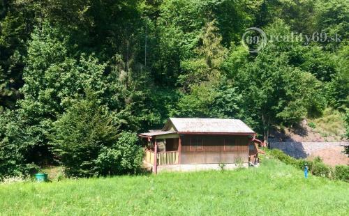 OBIŠOVCE - TOP LOKALITA DREVENÁ CHATA, 905 M2 POZEMOK.