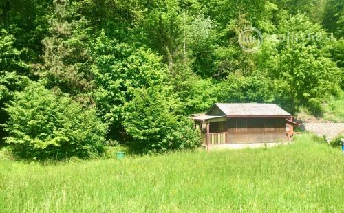 OBIŠOVCE - TOP LOKALITA DREVENÁ CHATA, 905 M2 POZEMOK.