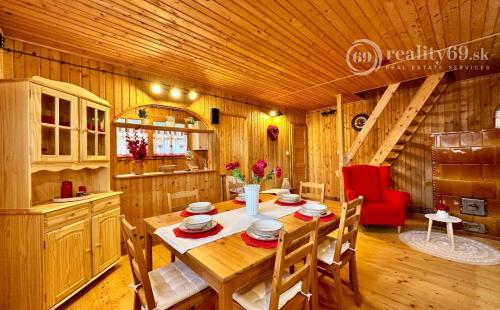 MAĎARSKO - JAZERO RAKACA - 4 IZBOVÁ ZARIADENÁ ZRUBOVÁ POSCHODOVÁ CHATA PRI JAZERE S TERASOU.