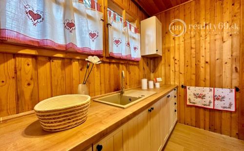 MAĎARSKO - JAZERO RAKACA - 4 IZBOVÁ ZARIADENÁ ZRUBOVÁ POSCHODOVÁ CHATA PRI JAZERE S TERASOU.