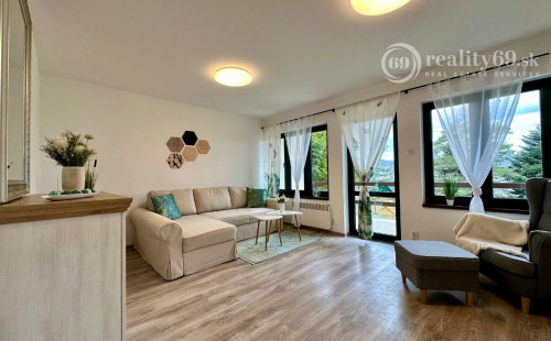 MAĎARSKO - JAZERO RAKACA - KOMPLETNE ZARIADENÁ MUROVANÁ POSCHODOVÁ CHATA PRI JAZERE S TERASOU.