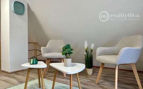 MAĎARSKO - JAZERO RAKACA - KOMPLETNE ZARIADENÁ MUROVANÁ POSCHODOVÁ CHATA PRI JAZERE S TERASOU.