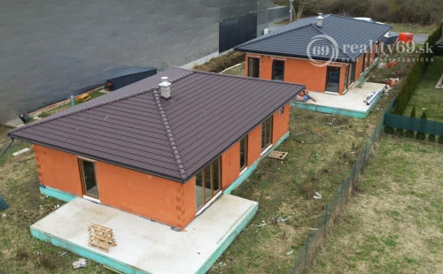 ROZHANOVCE - TEHLOVÝ 4 IZBOVÝ RD 110 M2 S TERASOU, PEKNÁ NOVOSTAVBA HRUBÁ STAVBA/HOLODOM.