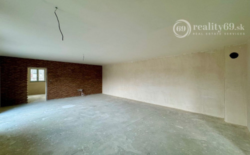 MAĎARSKO - HIDASNÉMETI - NOVOSTAVBA 4 IZBOVÝ RD 161 M2, TERASA 105 M2, PIVNICA, POZEMOK 1039 M2.