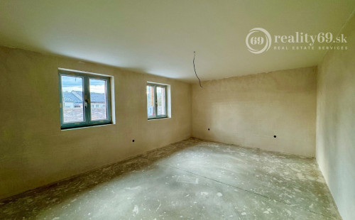 MAĎARSKO - HIDASNÉMETI - NOVOSTAVBA 4 IZBOVÝ RD 161 M2, TERASA 105 M2, PIVNICA, POZEMOK 1039 M2.