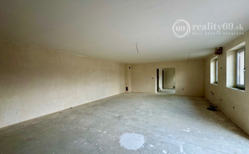 MAĎARSKO - HIDASNÉMETI - NOVOSTAVBA 4 IZBOVÝ RD 161 M2, TERASA 105 M2, PIVNICA, POZEMOK 1039 M2.