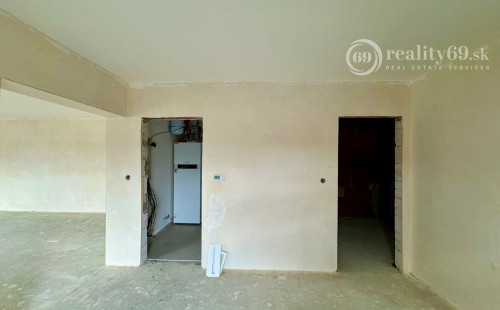 MAĎARSKO - HIDASNÉMETI - NOVOSTAVBA 4 IZBOVÝ RD 161 M2, TERASA 105 M2, PIVNICA, POZEMOK 1039 M2.