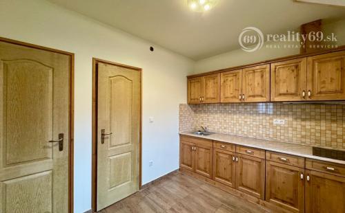 MAĎARSKO - HOLLÓHÁZA 3 IZBOVÝ RD S DVOMA BYTOVÝMI JEDNOTKAMI PO NOVEJ REKONŠTRUKCII.