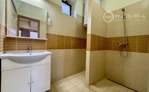 MAĎARSKO - HOLLÓHÁZA 3 IZBOVÝ RD S DVOMA BYTOVÝMI JEDNOTKAMI PO NOVEJ REKONŠTRUKCII.