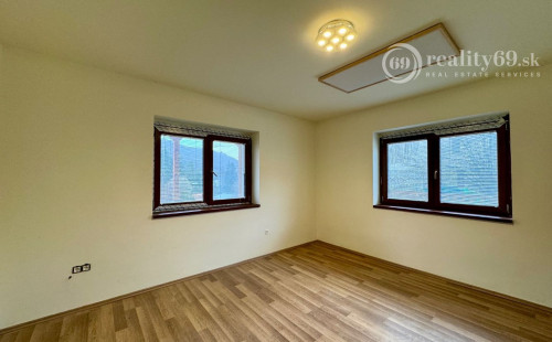 MAĎARSKO - HOLLÓHÁZA 3 IZBOVÝ RD S DVOMA BYTOVÝMI JEDNOTKAMI PO NOVEJ REKONŠTRUKCII.