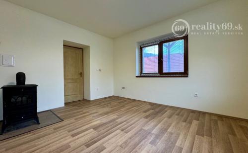 MAĎARSKO - HOLLÓHÁZA 3 IZBOVÝ RD S DVOMA BYTOVÝMI JEDNOTKAMI PO NOVEJ REKONŠTRUKCII.