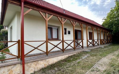 MAĎARSKO - HOLLÓHÁZA 3 IZBOVÝ RD S DVOMA BYTOVÝMI JEDNOTKAMI PO NOVEJ REKONŠTRUKCII.