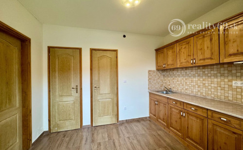 MAĎARSKO - HOLLÓHÁZA 3 IZBOVÝ RD S DVOMA BYTOVÝMI JEDNOTKAMI PO NOVEJ REKONŠTRUKCII.