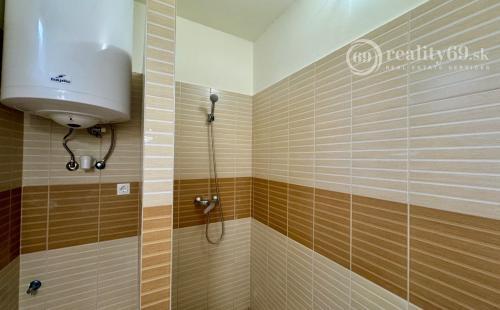 MAĎARSKO - HOLLÓHÁZA 3 IZBOVÝ RD S DVOMA BYTOVÝMI JEDNOTKAMI PO NOVEJ REKONŠTRUKCII.