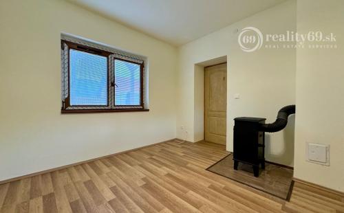 MAĎARSKO - HOLLÓHÁZA 3 IZBOVÝ RD S DVOMA BYTOVÝMI JEDNOTKAMI PO NOVEJ REKONŠTRUKCII.