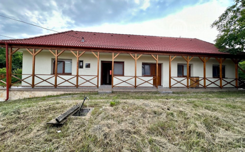 MAĎARSKO - HOLLÓHÁZA 3 IZBOVÝ RD S DVOMA BYTOVÝMI JEDNOTKAMI PO NOVEJ REKONŠTRUKCII.