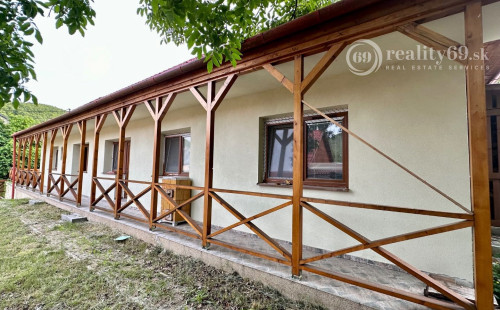 MAĎARSKO - HOLLÓHÁZA 3 IZBOVÝ RD S DVOMA BYTOVÝMI JEDNOTKAMI PO NOVEJ REKONŠTRUKCII.